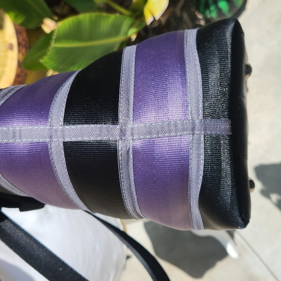 Harveys Disney Couture The Nightmare Before Christmas Carriage Ring Tote - Picture 5 of 14